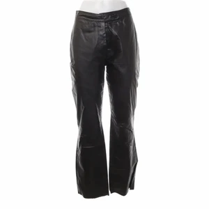 Vintage läderbyxor - Skiiitsnygga vintage läderbyxor i storlek 42 men skulle säga mer som 36-38. Sitter ganska slim men går ut vid bena med bootcut. Verkligen supersnygga men kommer tyvärr inte till användning!