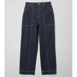 WEEKDAY Gwyneth Byxor - Byxor från weekday i storleken 38, använda fåtal gånger. Marinblå med vita sömmar. Byxorna kostar 500kr i butik. Behöver paketet postas tillkommer fraktkostnad utöver priset på 210kr! Fler bilder skickas i DM vid intresse❤️