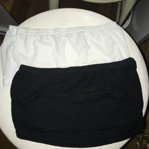 Svart och vit bandeau-topp strl s 34 - Vit och svart bandeau-topp från boohoo i storlek 34. Topparna är i ett tunt material vilket gör att den vita är lite genomskinlig. Topparna är i bra skick 