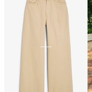 Jeans beiga  - Jeans från monki, säljer för ja använder dom aldrig och måste rensa min garderob. Kan gå ner i pris vill bli av med dom💖💖