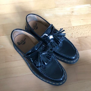 dr martens loafers - svarta, blanka loafers köpta på dr martens butiken på södermalm förra sommaren. Strl 40