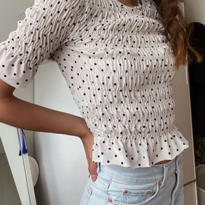 Blus från Gina Tricot - Knappt använd, prickig blus/topp från Gina! 