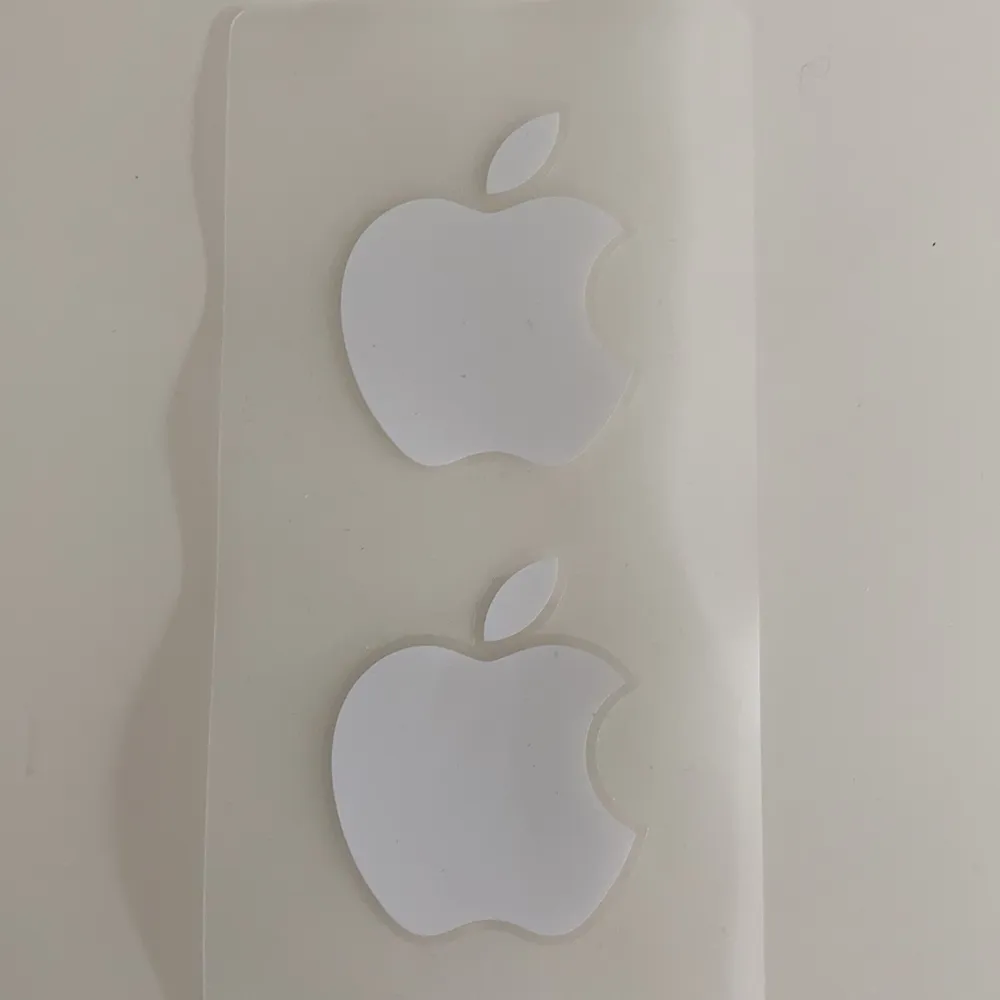 Apple klistermärken som aldrig kommit till användning🤍. Övrigt.