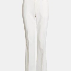 vilma kostymbyxa - lite långa för mig som är 162 men funkar, bra skick men har en liten defekt längst ner på byxbenet men absolut inget man tänker på, storlek 38 men sitter kanske lite mer som 36💘 har slutats sälja