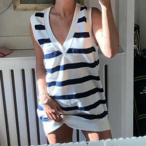 Västklänning - Klänning i västmodell köpt i våras, använd någon enstaka gång. Kan mötas upp i Stockholm, annars står köparen för frakt 😌