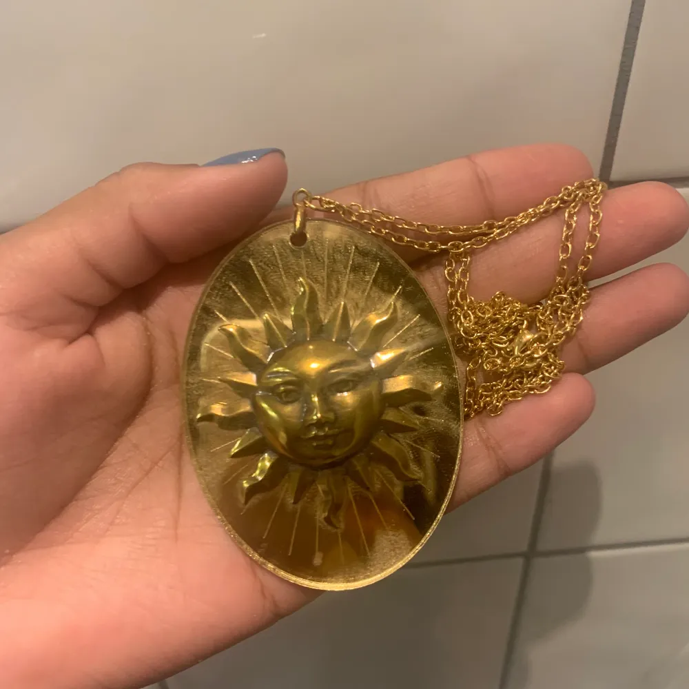 60 cm långt guld halsband med sol motiv i fairy grunge stil. Fick den i present men säljer pga brist av användning! Jag kan mötas upp i stockholm eller posta. Pris kan alltid diskuteras!. Accessoarer.