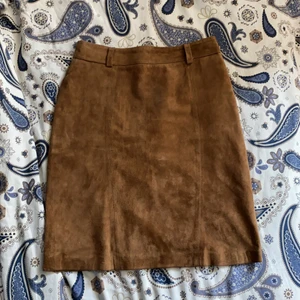 Mockakjol läderkjol - Brun mockakjol. Köpt secondhand. Säljer då den sitter lite väl tight på mig. Storlek S = 34-36
