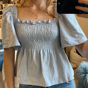 Topp - Blå topp i storlek S, som man kan ha på två sätt