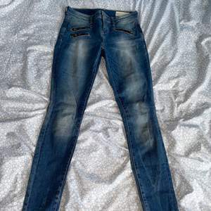 Supersnygga Esprit jeans med coola dragkedjedetaljer, storlek w 24. 