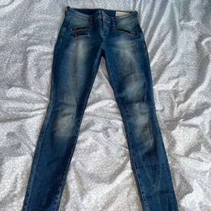 Esprit jeans w 24 - Supersnygga Esprit jeans med coola dragkedjedetaljer, storlek w 24. 