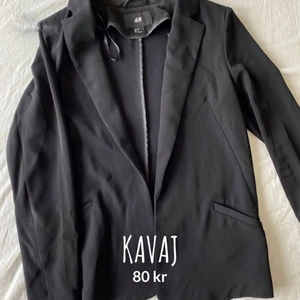 Kavaj - Kavaj i storlek 36 från H&M.  Färg: Svart Material: 95% Polyester & 5% Elastan