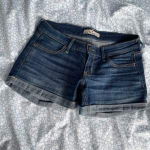 Blåa Hollister jeansshorts i storlek 24, knappt använda. 