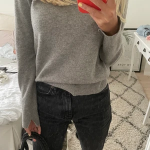 Softgoat kaschmir tröja - Säljer min super fina ljus grå kaschmir tröja från soft goat! Sparsamt använd och har en liten slits vid armen! Pris kan diskuterar köpare står för frakt!!💕💕