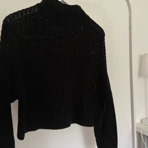 Svart stickat tröja från H&M - Säljer denna söta tröja från H&M som tyvärr aldrig kommit till användning! Jättefin tröja som är mjuk i materialet och passar till nästan allting🪐🪐🪐