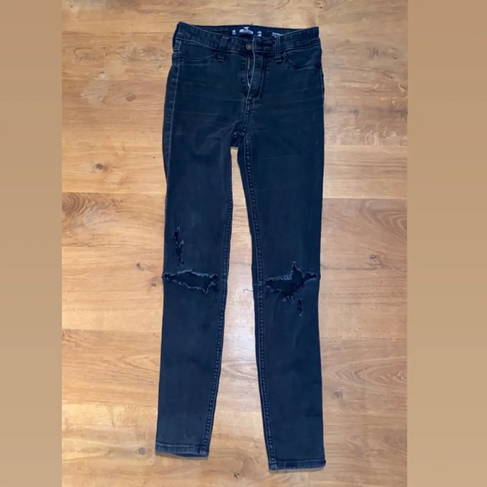 Svarta/mörk grå hollister jeans, högmidjade med stretch. Waits: 24 & Length: 26 (storlek XS). Nypris 899kr, mitt pris 200kr.. Jeans & Byxor.