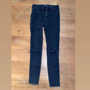 Svarta/mörk grå hollister jeans, högmidjade med stretch. Waits: 24 & Length: 26 (storlek XS). Nypris 899kr, mitt pris 200kr.