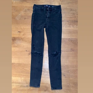 Hollister high-rise jeans - Svarta/mörk grå hollister jeans, högmidjade med stretch. Waits: 24 & Length: 26 (storlek XS). Nypris 899kr, mitt pris 200kr.