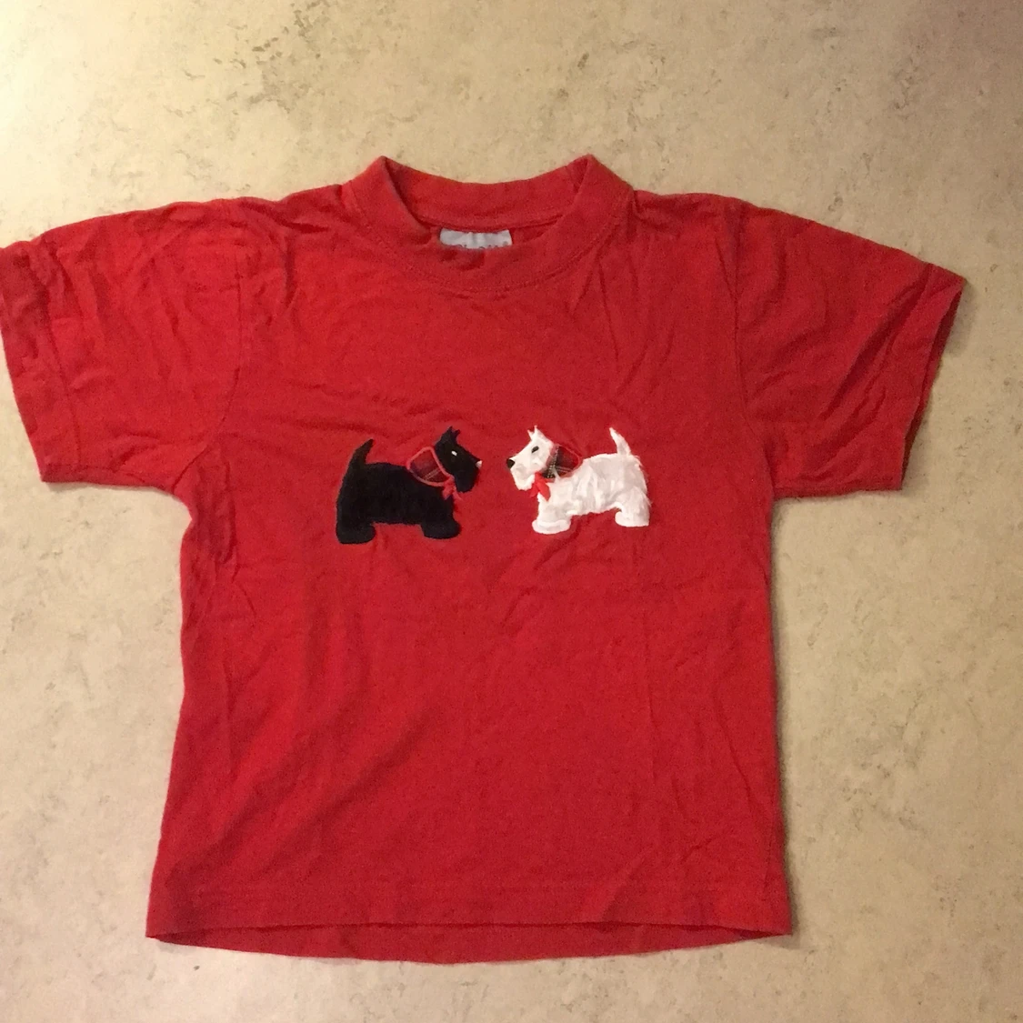 t-shirt med hundar på