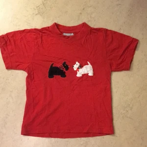 t-shirt med hundar på - gullig tröja med lurviga hundar på. säljer pågrund av att den inte längre kommer till användning❤️köparen står för frakt