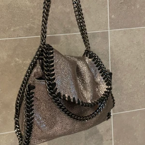 As ball väska  - En as snygg väska!! Den är använd men utan slitningar. Väskan är i en jätte fin rosé guldig/glittrig färg!! Den är en stella McCartney liknande väska!! Skriv för fler bilder eller frågor!!💕