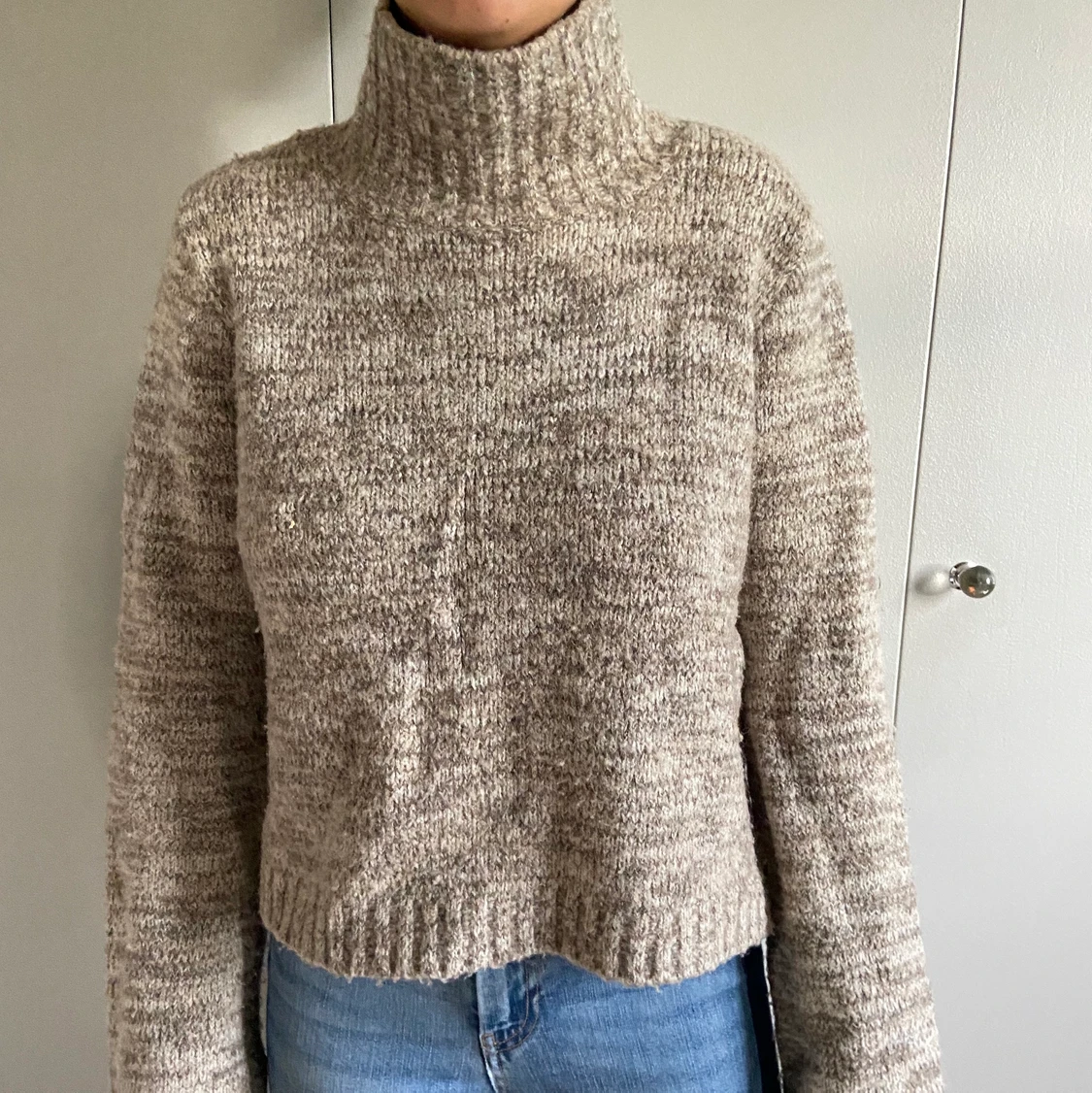 Stickad tröja med krage