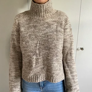 Stickad tröja med krage  - En super snygg och höstmysig stickad tröja med polo! Även väldigt snyggt med små slitsar vid händerna! 