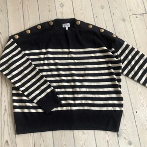 Randig tröja - Marinblå stickad tröja från other stories. Fint skick