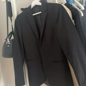 Svart kavaj/blazer med axelvadd från H&M - Svart blazer med axelvadd som är i gott skick, knappt använd