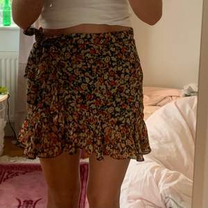 Blommig kjol från Urban outfitters i storlek M👍köparen står för frakt