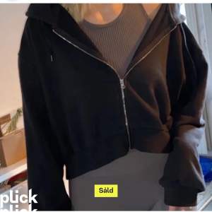 svart hoodie i storlek S💗 använd 2 ggr