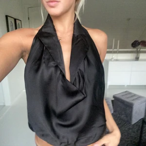 Topp  - Topp från zara som aldrig är använd, köptes för 600kr, jättefin och öppen i ryggen