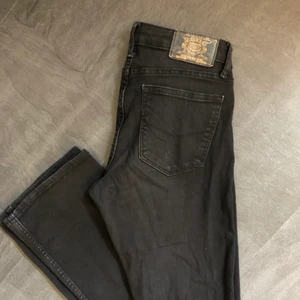 Crocker jeans 231 - Säljer dessa jättefina lågmidjade crocker jeansen i väldigt  fint skick! Sista bilden är lånad för att visa hur dom sitter på då jag själv inte passar dom! 300kr eller högsta bud om flera är intresserad!✨ (säljer även jeansen i blått i min profil)