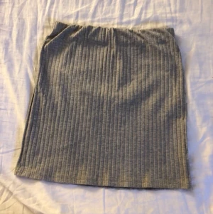 Kjol - Ribbad kjol. Använd 1 gång