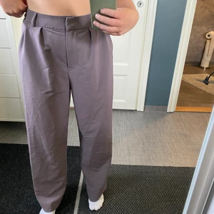 Gråa kostymbyxor - Tunt material, från shein. Finns ett litet märke på. Skulle säga storlek s/m 