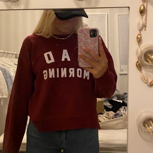 Sweatshirt  - Supersnygg vinröd sweatshirt, använd fåtal gånger så därför i ett bra skick❣️