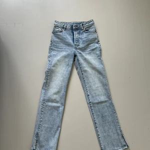 Ljugsblå jeans med slit - Stentvättade jeans från hm med slit. Väldigt långa och rakt formade i ett stretchiga material. Endast använda ett fåtal gånger. 