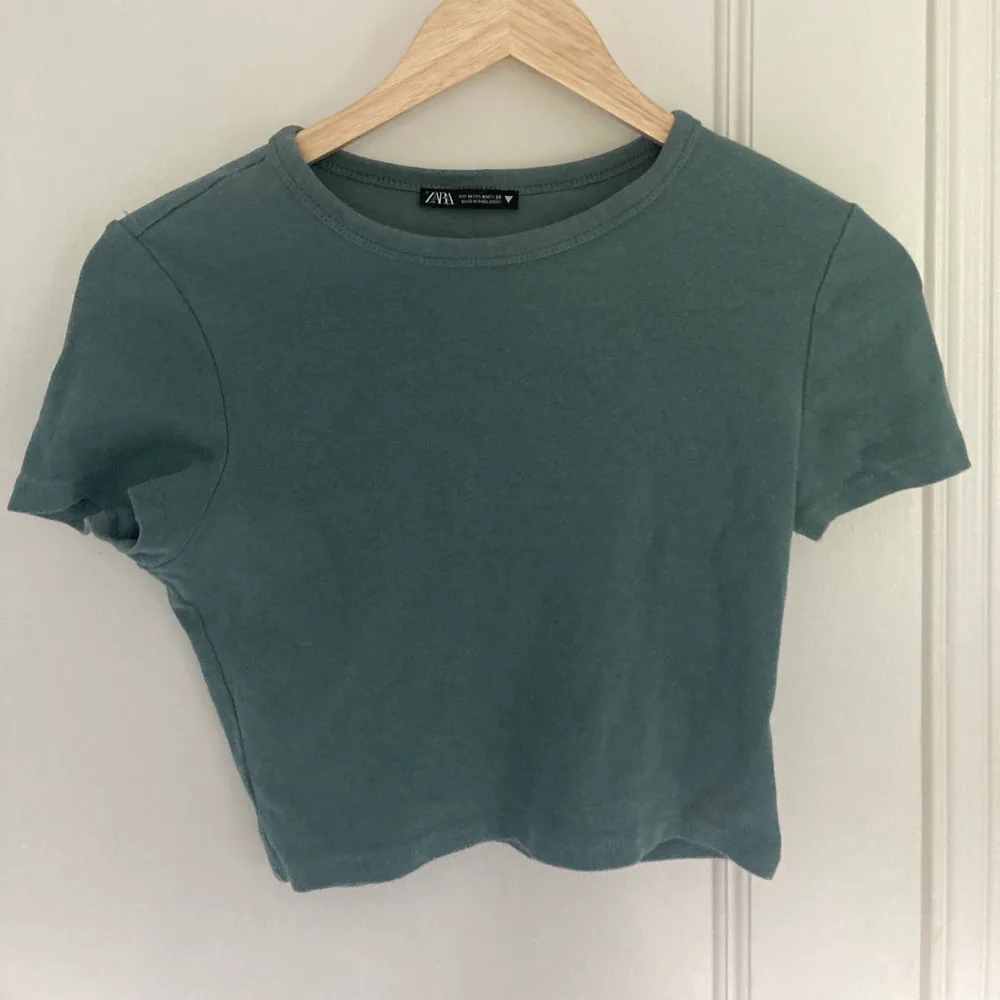 Grön tshirt från zara som inte kommer till användning. Köpare står för frakt🌟. T-shirts.
