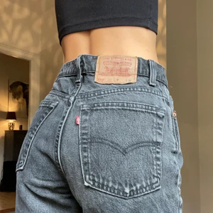 Levi’s 512 - Vintage Washed black Levis jeans. Slim fit. Storleken står inte men passar nästan mig, aningen stora, som har W26. Ganska flitigt använda men ändå bra skick. 