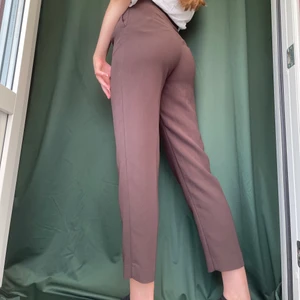 Byxor H&M 34 - Bruna högmidjade byxor från H&M. Begagnade i superfint skick! Strl. 34