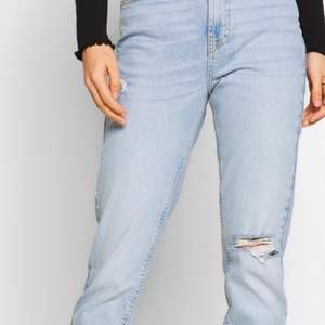 Pieces mom jeans, bara använda några få gånger. Färgen ser mer ut som den gör på första bilden. Säljer pågrund av att jag växt ur dom. Priset kan diskuteras 