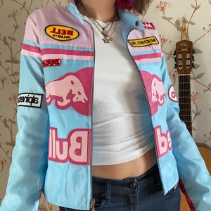 COOLASTE JACKAN NÅGONSIN - detta är ett av de coolaste plaggen jag någonsin sätt ! lätt att styla och riktigt snygg. bra kvalitet och passform på mig som brukar ha S, men funkar säkert  på XS och M med ! 💞