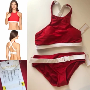 Ny röd Bikini från Michael kors retro - Ny Bikini från Michael kors Retro inspirerad.   Märke: Michael kors Storlek: XS/4 ( mer som en S) Materialet: Som bikini brukar vara Skick : Den är ny , köpt på en Sample Sale. prislapp kvar. Bikini har lätt vadderade kupor som går att ta bort.  Det är en höghalsbikinitop. Med rund halsringning. Snygga Korsande remmar bak. Slip-on design.  Hygienskyddet är även kvar på bikinin. Meddelande om fler bilder önskas.          🌸 Har flera annonser uppe så samfraktar.  🌸Övrig djur och rökfritt hem.