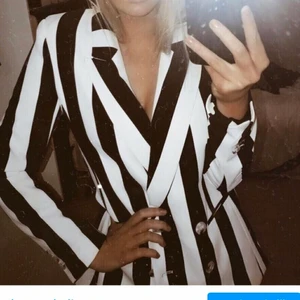 Kavaj - Snygg randig kavaj ifrån H&M. Storlek 38, använd 2 gånger. Har två små fläckar, går förmodligen bort i tvätt (har ej testat). Kan mötas upp eller frakta gentemot kostnad