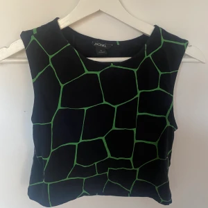 Coolt linne - Rätt oanvänt linne från monki. Passar perfekt till en utekväll eller fest! 