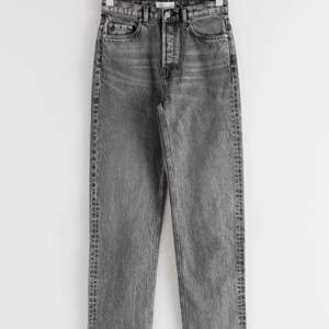 Ett par gråa straight high waist jeans från “and other stories”.  Jeansen köptes för 690kr och är i bra skick. Jeansen är i storlek 25 runt midjan vilket motsvarar ca stl 34/36. Hör av dig vid andra funderingar eller om du vill ha fler bilder, betalning sker via swish🤍