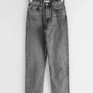 Ett par gråa straight high waist jeans från “and other stories”.  Jeansen köptes för 690kr och är i bra skick. Jeansen är i storlek 25 runt midjan vilket motsvarar ca stl 34/36. Hör av dig vid andra funderingar eller om du vill ha fler bilder, betalning sker via swish🤍