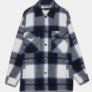 jacka - säljer denna jacka från zara då den knappt kommit till användning. perfekt nu till våren!! den är som i nyskick skulle jag säga och har ett nypris på 600 kr. jackan är i strl. M men skulle nog även passa som en S, L beroende på hur man vill att den ska sitta. köparen står för frakt! tveka inte på att höra av dig om vidare frågor.💘