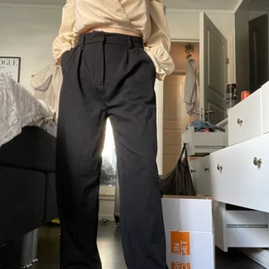 kostymbyxor - världens skönaste kosymbyxor från emma ellingsens kollektion med nakd. måste tyvärr sälja för de blivit förstora. kostmbyxorna är vida och högmidjade med fickor. 