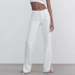 Mid rise jeans med slits - Superfina Lågmidjade jeans med slits från zara! Sälja ej längre! Helt oanvända! Så fina❤️