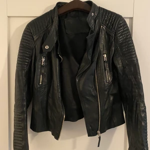 Primeboost skinnjacka  - Stolek 36, använd i fint skick. Köpt på raglady i Göteborg. Ny pris 4799.